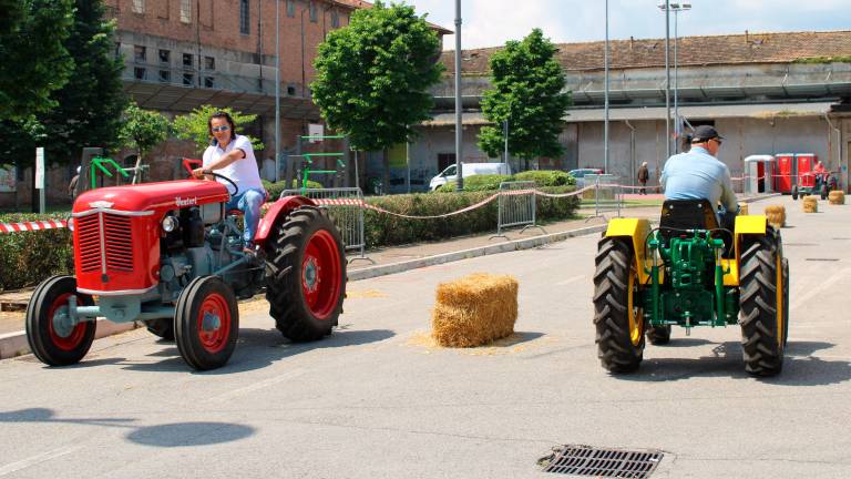 Trattori esposti in movimento Trattori esposti in movimento