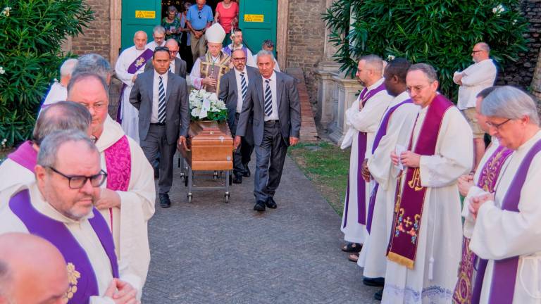 Ravenna, una folla al funerale di don Giuliano Trevisan. C’è anche Riccardo Muti Ravenna, una folla al funerale di don Giuliano Trevisan. C’è anche Riccardo Muti