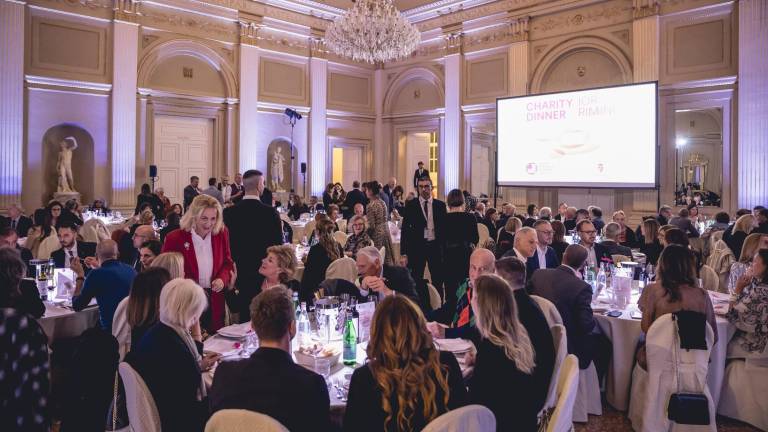 “Charity Dinner IOR” di Rimini, 160 persone al teatro Galli: raccolti 11.500 euro contro i tumori “Charity Dinner IOR” di Rimini, 160 persone al teatro Galli: raccolti 11.500 euro contro i tumori