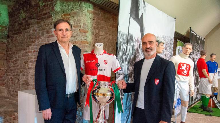 Giuseppe Geria e Angelo Sanapo con la Coppa Italia in mostra ieri a Castel Sismondo foto tommaso morosetti Giuseppe Geria e Angelo Sanapo con la Coppa Italia in mostra ieri a Castel Sismondo foto tommaso morosetti