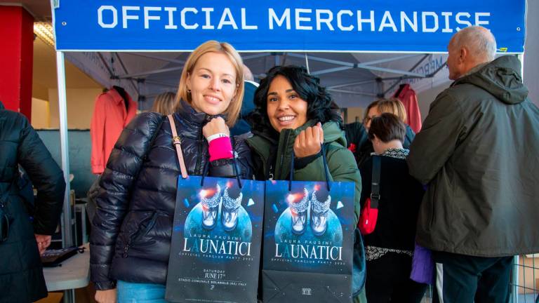 Laura Pausini, tremila fans da tutto il mondo all’Rds Stadium di Rimini per il raduno dei “Launatici” Laura Pausini, tremila fans da tutto il mondo all’Rds Stadium di Rimini per il raduno dei “Launatici”