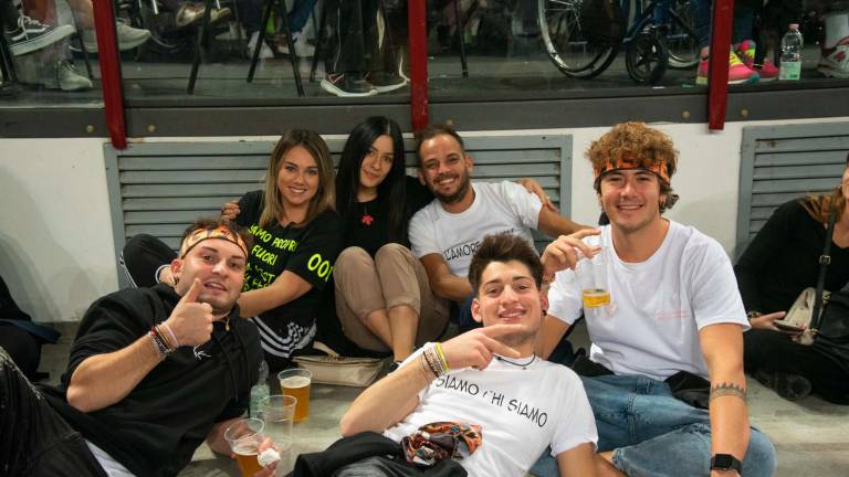 Rimini. Ligabue canta e abbraccia il suo pubblico Rimini. Ligabue canta e abbraccia il suo pubblico