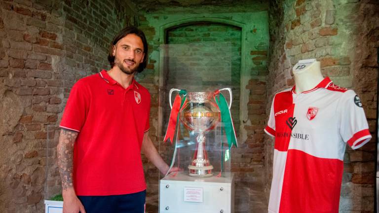 Il capitano biancorosso Simone Colombi con la storica Coppa Italia conquistata dal Rimini (Morosetti) Il capitano biancorosso Simone Colombi con la storica Coppa Italia conquistata dal Rimini (Morosetti)