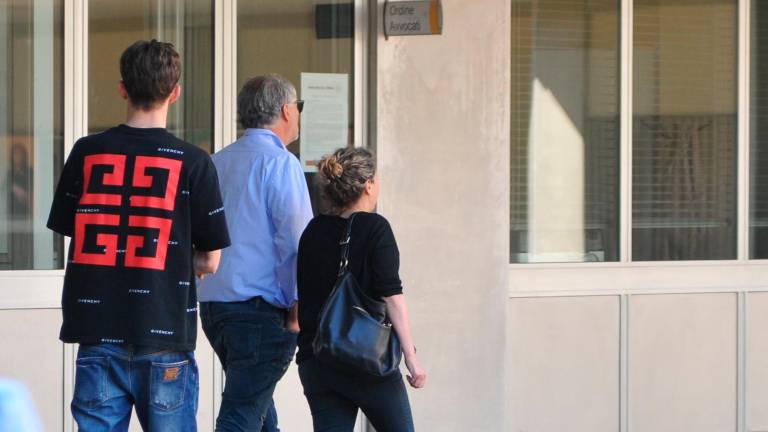 Il 54enne indagato oggi in Procura insieme ai familiari (foto Fiorentini) Il 54enne indagato oggi in Procura insieme ai familiari (foto Fiorentini)