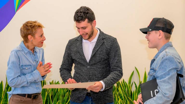 Debora Escoli con il figlio Lorenzo e assessore Mattia Guidi Debora Escoli con il figlio Lorenzo e assessore Mattia Guidi