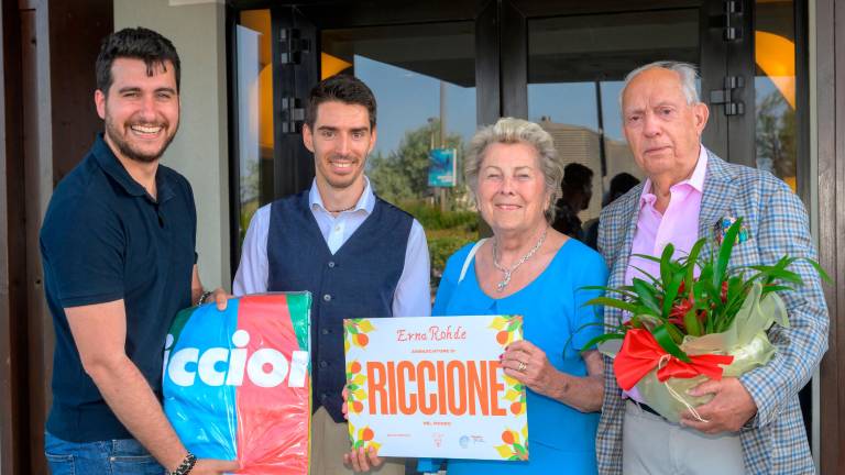 Erna, da 70 anni in vacanza a Riccione, diventa ambasciatrice della Perla Verde Erna, da 70 anni in vacanza a Riccione, diventa ambasciatrice della Perla Verde