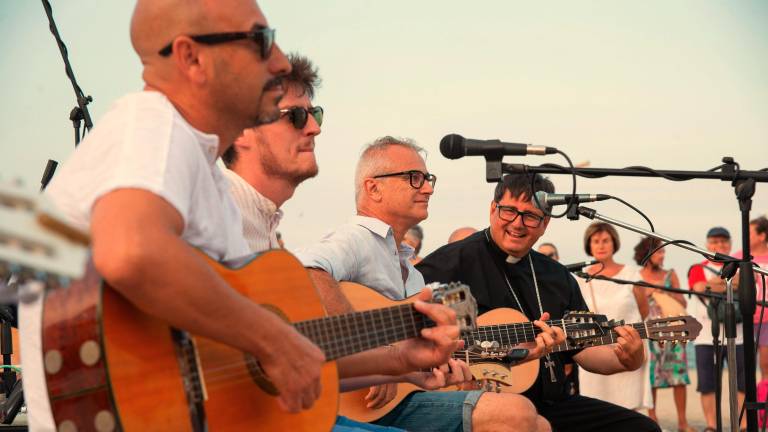 Rimini. In spiaggia a cantare con il vescovo per la pace Rimini. In spiaggia a cantare con il vescovo per la pace