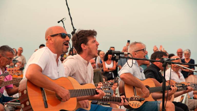 Rimini. In spiaggia a cantare con il vescovo per la pace Rimini. In spiaggia a cantare con il vescovo per la pace