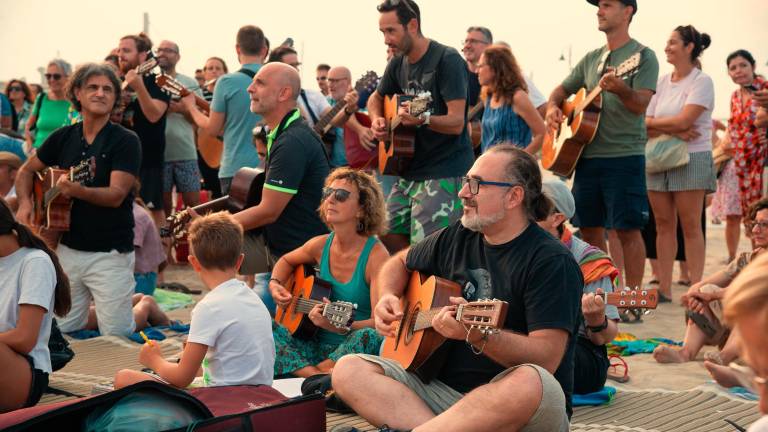 Rimini. In spiaggia a cantare con il vescovo per la pace Rimini. In spiaggia a cantare con il vescovo per la pace