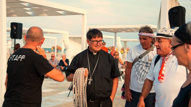 Rimini. In spiaggia a cantare con il vescovo per la pace Rimini. In spiaggia a cantare con il vescovo per la pace