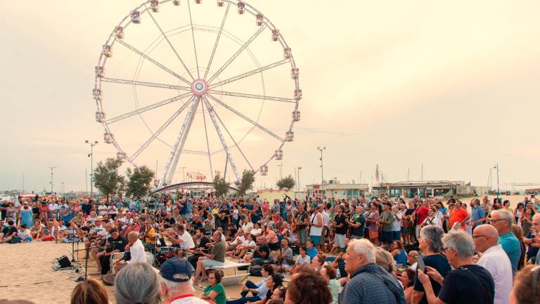 Rimini. In spiaggia a cantare con il vescovo per la pace Rimini. In spiaggia a cantare con il vescovo per la pace