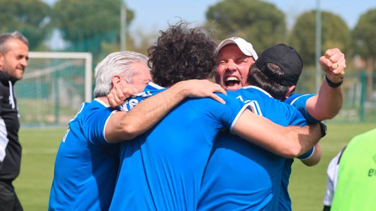 L’esultanza di Nicola Campedelli con il suo staff dopo la vittoria ottenuta due settimane fa contro il Benevento foto gianmaria zanotti