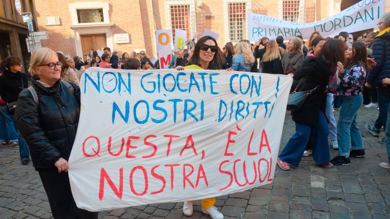 Ravenna, la protesta contro lo spostamento della Mordani VIDEO GALLERY Ravenna, la protesta contro lo spostamento della Mordani VIDEO GALLERY