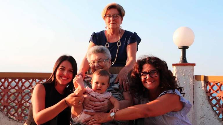 Le 5 generazioni al femminile della stessa famiglia Le 5 generazioni al femminile della stessa famiglia