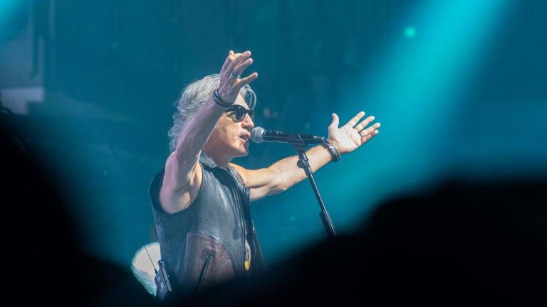 Rimini. Ligabue canta e abbraccia il suo pubblico Rimini. Ligabue canta e abbraccia il suo pubblico
