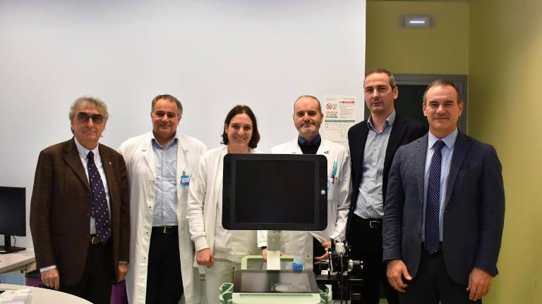 Nella foto, da sinistra: Mario Pretolani (Presidente dell’Associazione volontari e amici dello IOR), Antonino Romeo (Direttore SC Radioterapia IRST), Giulia Ghigi (responsabile SS Radioterapia sede Ravenna), Enrico Menghi (equipe Fisica sanitaria IRST), Michele Gardella (Presidente Idrotermica Coop.) e Fabrizio Miserocchi (Presidente IRST e Direttore generale IOR) Nella foto, da sinistra: Mario Pretolani (Presidente dell’Associazione volontari e amici dello IOR), Antonino Romeo (Direttore SC Radioterapia IRST), Giulia Ghigi (responsabile SS Radioterapia sede Ravenna), Enrico Menghi (equipe Fisica sanitaria IRST), Michele Gardella (Presidente Idrotermica Coop.) e Fabrizio Miserocchi (Presidente IRST e Direttore generale IOR)
