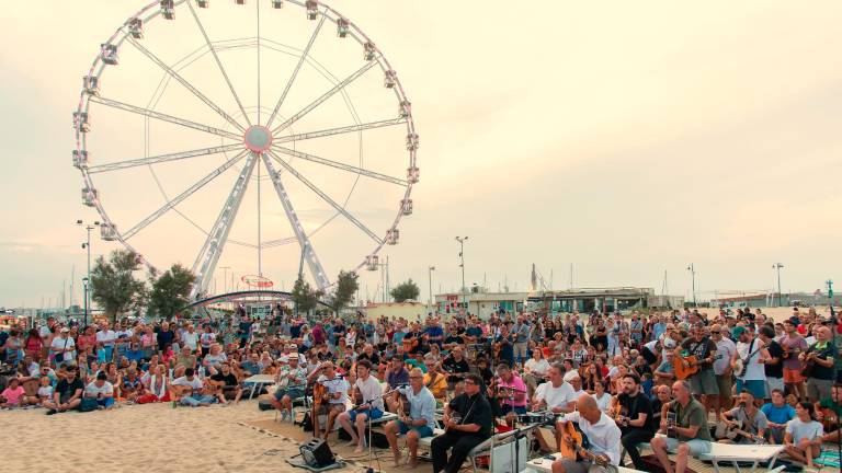 Rimini. In spiaggia a cantare con il vescovo per la pace Rimini. In spiaggia a cantare con il vescovo per la pace