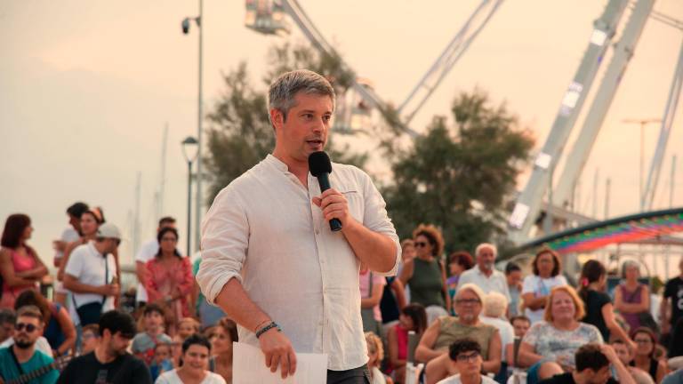 Rimini. In spiaggia a cantare con il vescovo per la pace Rimini. In spiaggia a cantare con il vescovo per la pace