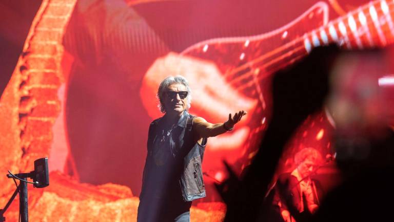 Rimini. Ligabue canta e abbraccia il suo pubblico Rimini. Ligabue canta e abbraccia il suo pubblico