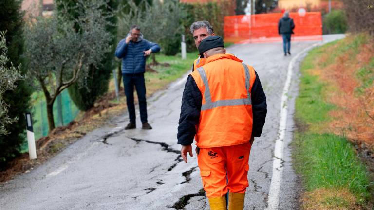 Imola, a Pieve Sant’Andrea 35 evacuati per la crepe che si aprono sulla strada Imola, a Pieve Sant’Andrea 35 evacuati per la crepe che si aprono sulla strada