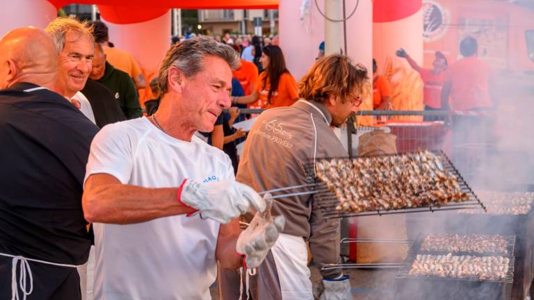 Riccione, fuochi artificiali, rustida e Romagna Mia. Grande successo per la Festa del Bagnino - Gallery Riccione, fuochi artificiali, rustida e Romagna Mia. Grande successo per la Festa del Bagnino - Gallery