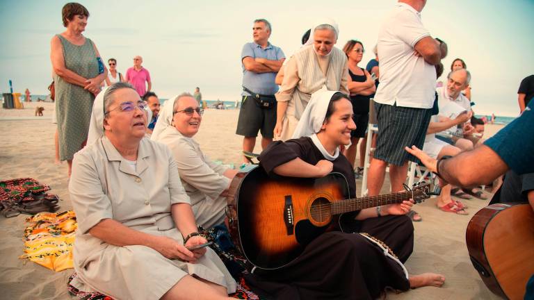 Rimini. In spiaggia a cantare con il vescovo per la pace Rimini. In spiaggia a cantare con il vescovo per la pace