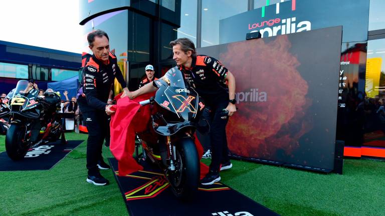 Massimo Rivola (a destra) con Romano Albesiano scopre la nuova Aprilia Rsv4 X (foto Fini) Massimo Rivola (a destra) con Romano Albesiano scopre la nuova Aprilia Rsv4 X (foto Fini)