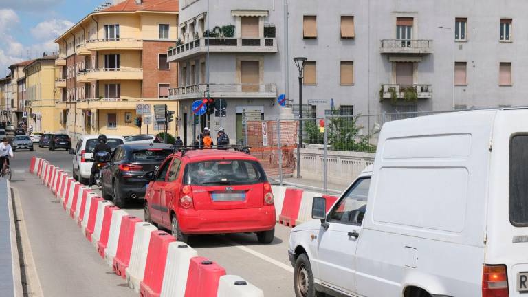 Faenza, riaperto il ponte delle Grazie e inaugurato il ponte Bailey. Figliuolo: “Ci sono persone che hanno l’assegno in mano” Faenza, riaperto il ponte delle Grazie e inaugurato il ponte Bailey. Figliuolo: “Ci sono persone che hanno l’assegno in mano”