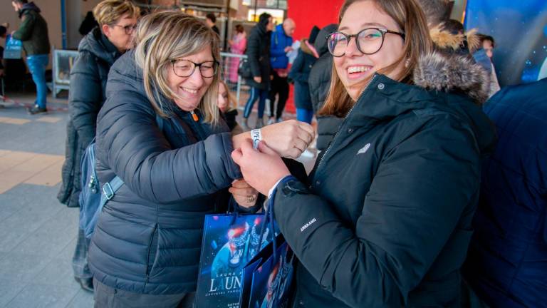 Laura Pausini, tremila fans da tutto il mondo all’Rds Stadium di Rimini per il raduno dei “Launatici” Laura Pausini, tremila fans da tutto il mondo all’Rds Stadium di Rimini per il raduno dei “Launatici”