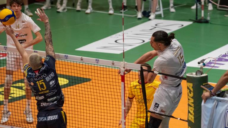 Un attacco dello schiacciatore greco Alexandros Raptis in garauno contro Grottazzolina FOTO legavolley Un attacco dello schiacciatore greco Alexandros Raptis in garauno contro Grottazzolina FOTO legavolley