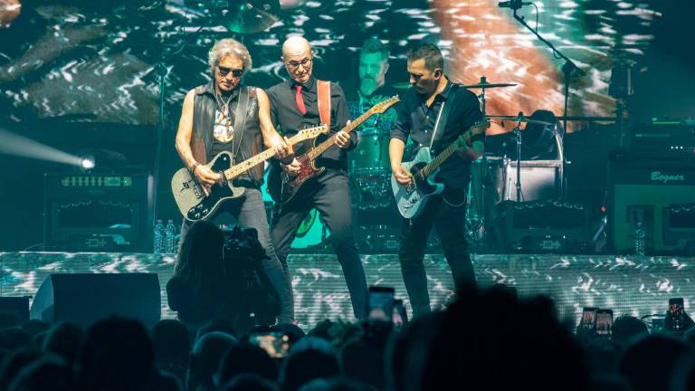 Rimini. Ligabue canta e abbraccia il suo pubblico Rimini. Ligabue canta e abbraccia il suo pubblico