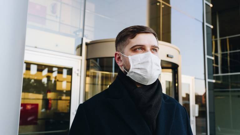 Covid, l'epidemiologo Lopalco: Se si hanno sintomi respiratori, meglio uscire con la mascherina Covid, l'epidemiologo Lopalco: Se si hanno sintomi respiratori, meglio uscire con la mascherina