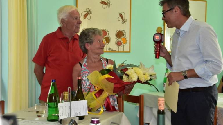 Turisti fedeli a Bellaria da sessant'anni, i coniugi Pravettoni premiati dal Comune Turisti fedeli a Bellaria da sessant'anni, i coniugi Pravettoni premiati dal Comune