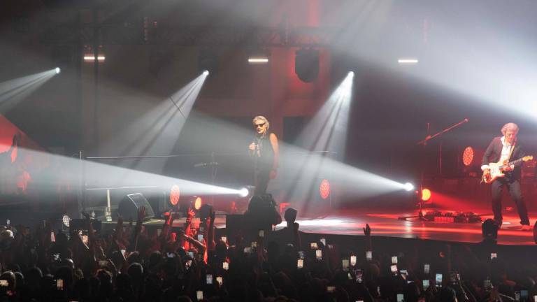 Rimini. Ligabue canta e abbraccia il suo pubblico Rimini. Ligabue canta e abbraccia il suo pubblico