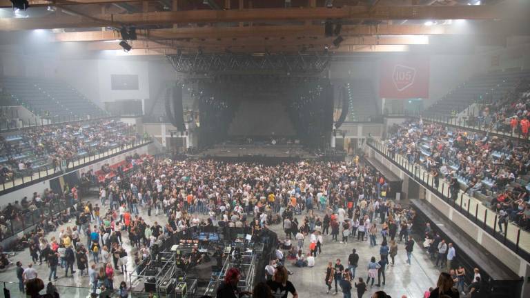 Rimini. Ligabue canta e abbraccia il suo pubblico Rimini. Ligabue canta e abbraccia il suo pubblico