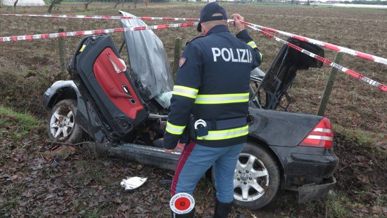 Incidente a Rimini. Si schianta contro un albero: è gravissimo Incidente a Rimini. Si schianta contro un albero: è gravissimo