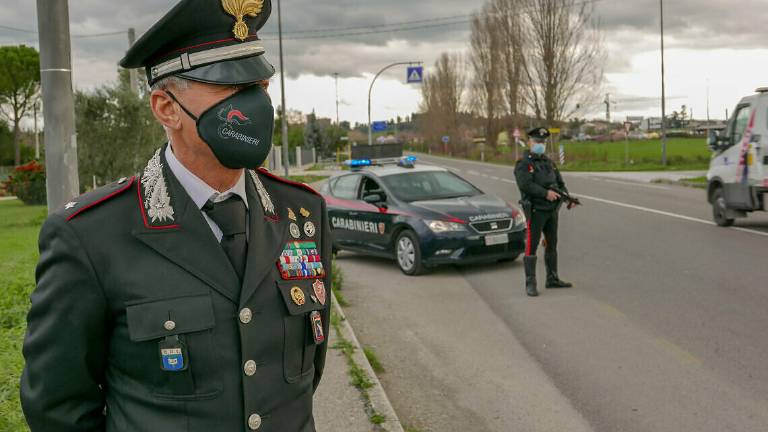 Rimini, carabinieri chiudono bar di Marina Centro per assembramento Rimini, carabinieri chiudono bar di Marina Centro per assembramento