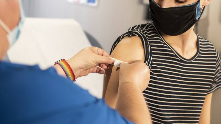 Covid, oltre 28mila prenotazioni in poche ore per il vaccino nella fascia 25-29 anni Covid, oltre 28mila prenotazioni in poche ore per il vaccino nella fascia 25-29 anni