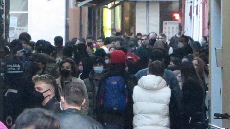 L'ultimo aperitivo è una bolgia nel centro storico di Rimini VIDEO L'ultimo aperitivo è una bolgia nel centro storico di Rimini VIDEO