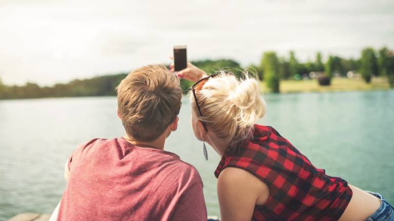 L'indagine: italiani sempre connessi anche in vacanza L'indagine: italiani sempre connessi anche in vacanza