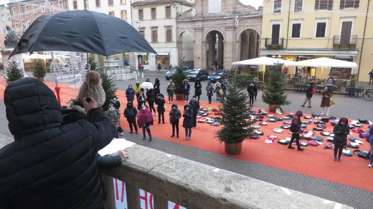 Niente scuola: zaini in piazza, a Rimini protestano le mamme Niente scuola: zaini in piazza, a Rimini protestano le mamme