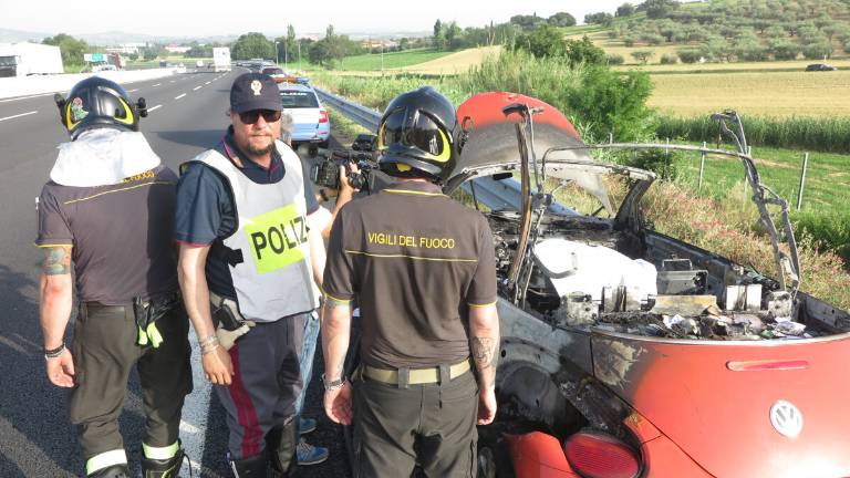 Auto a fuoco in autostrada a Misano: conducente muore carbonizzato Auto a fuoco in autostrada a Misano: conducente muore carbonizzato