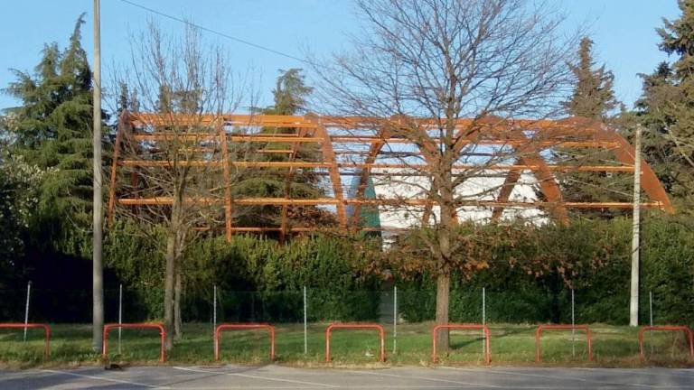Meldola, due campi da tennis inagibili a causa dei danni dovuti al vento Meldola, due campi da tennis inagibili a causa dei danni dovuti al vento