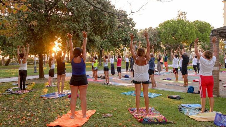 Fai un respiro profondo: torna lo yoga al sorgere del sole a Riccione Fai un respiro profondo: torna lo yoga al sorgere del sole a Riccione