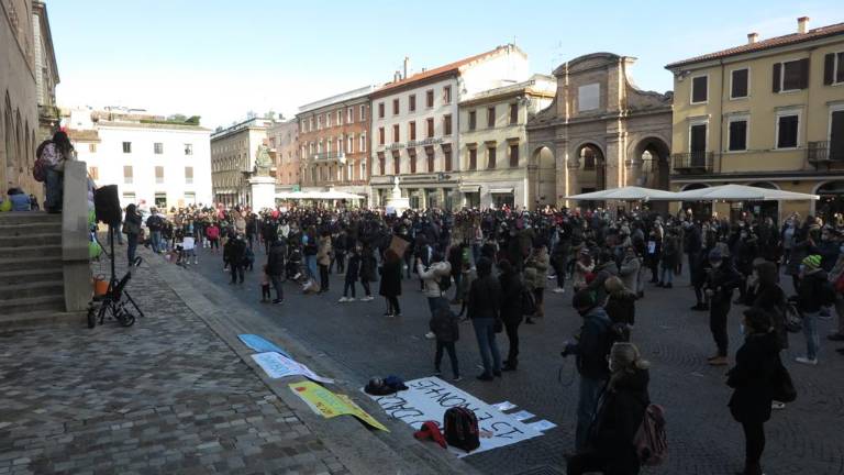 Una folla di mamme in piazza a Rimini contro le scuole chiuse Video Una folla di mamme in piazza a Rimini contro le scuole chiuse Video