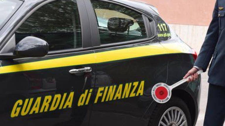 Cesena, la Finanza sequestra giochi e oggetti pericolosi Cesena, la Finanza sequestra giochi e oggetti pericolosi