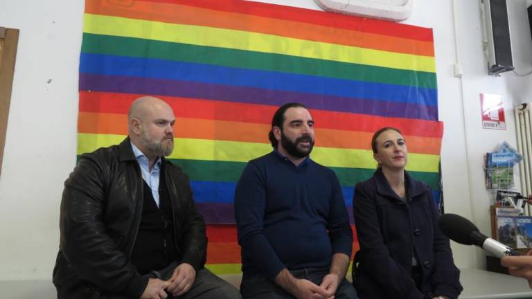 Rimini,condannato a tinteggiare sede Arcigay chiama la polizia contro la stampa Rimini,condannato a tinteggiare sede Arcigay chiama la polizia contro la stampa