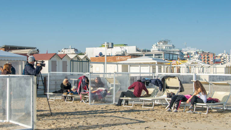 Mare d'inverno a Riccione tra tintarelle e tuffi fuori stagione Mare d'inverno a Riccione tra tintarelle e tuffi fuori stagione
