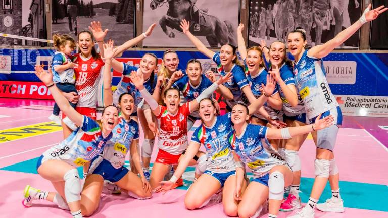La Omag-Mt festeggia la vittoria in tre set ottenuta contro la capolista Perugia La Omag-Mt festeggia la vittoria in tre set ottenuta contro la capolista Perugia