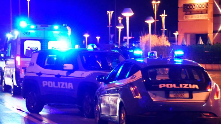 Le volanti della polizia e un’ambulanza del 118 Le volanti della polizia e un’ambulanza del 118
